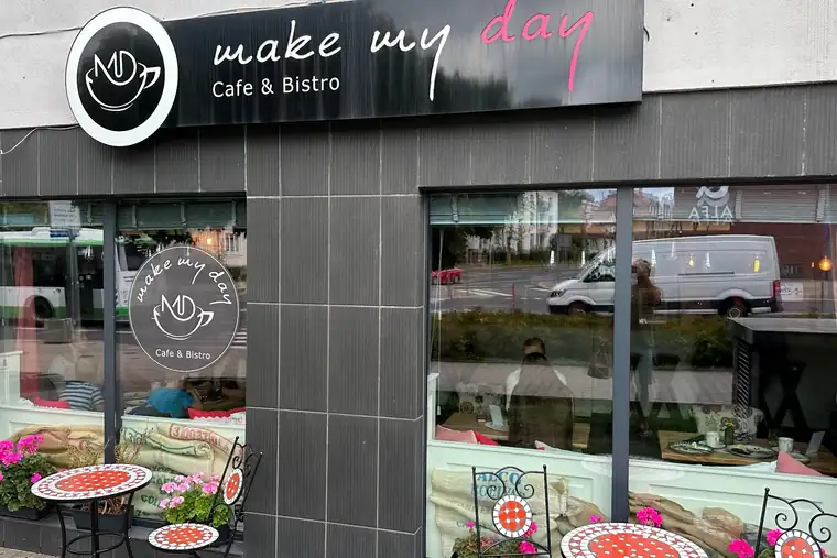 Witryna z czarnym szyldem Make My Day Cafe & Bistro